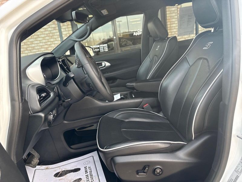 Used 2025 Chrysler Pacifica LimitedImage 3