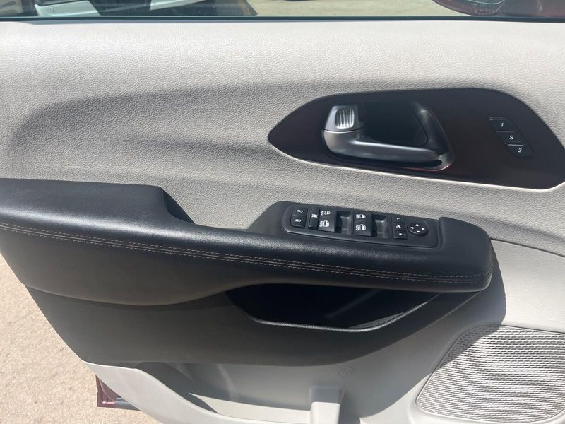 2018 Chrysler Pacifica LimitedImage 14