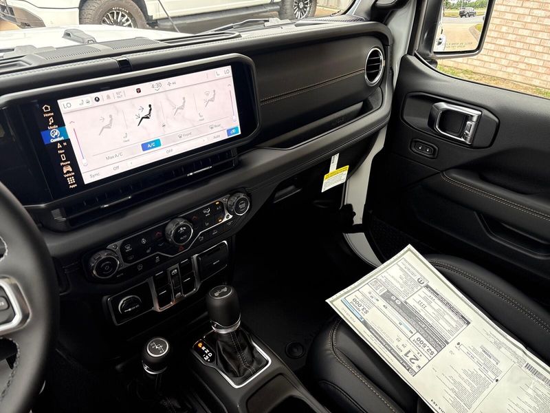 2025 Jeep Wrangler 4-door SaharaImage 15