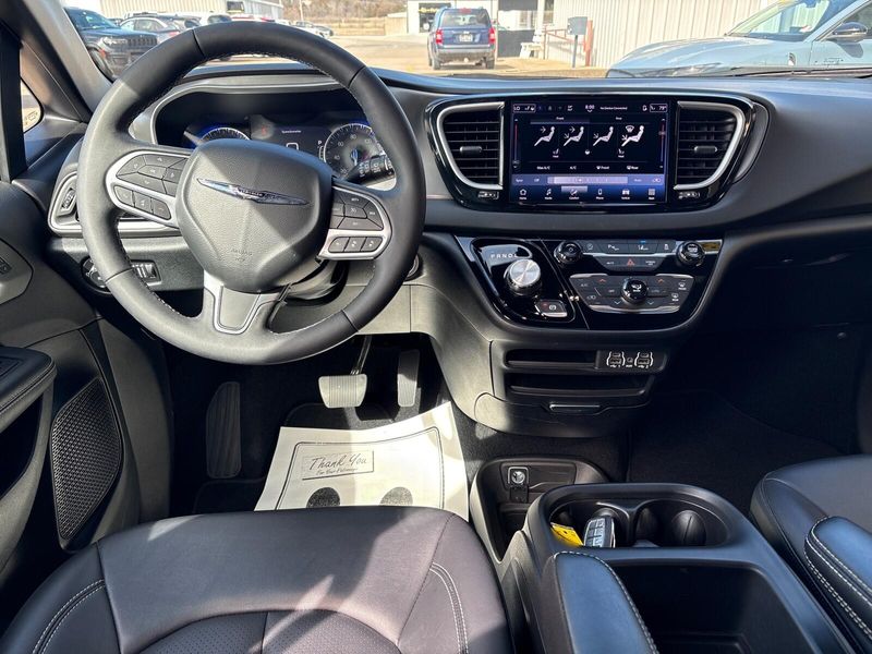 Used 2025 Chrysler Pacifica SelectImage 6