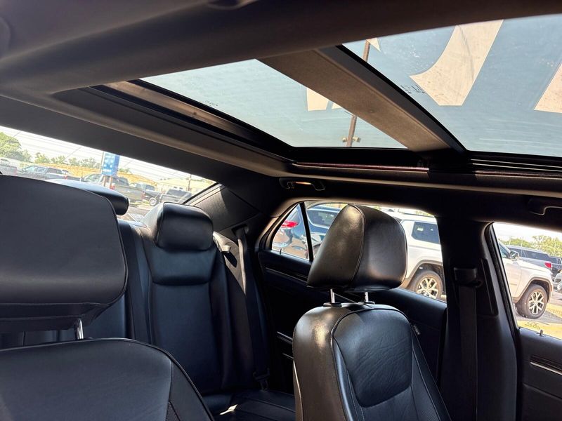 Used 2014 Chrysler 300C 300CImage 9