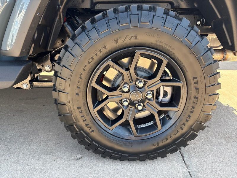 New 2025 Jeep Gladiator High Tide 4x4Image 12