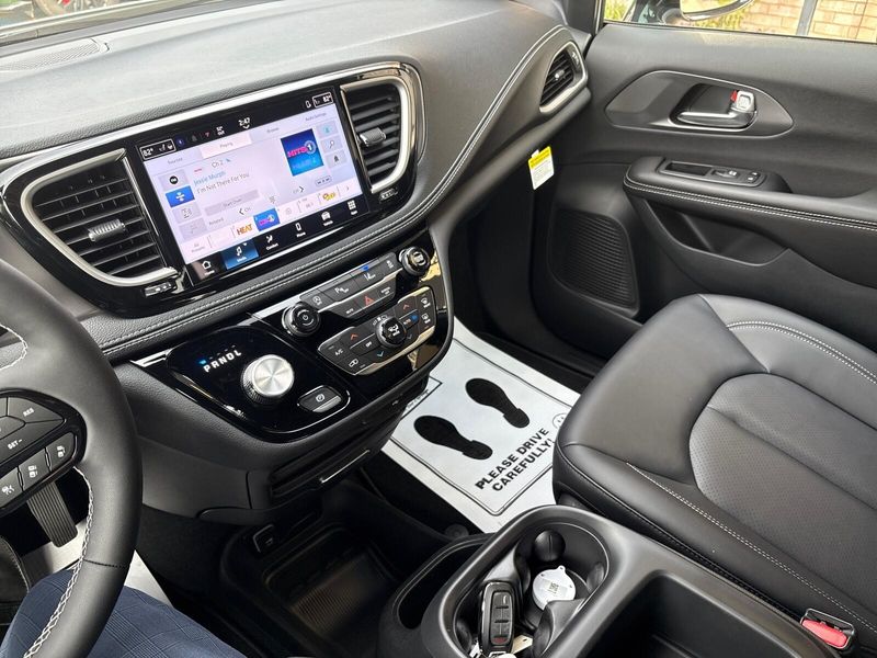 New 2026 Chrysler Pacifica SelectImage 15
