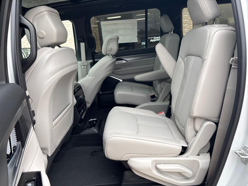 2026 Jeep Grand Wagoneer 4x4Image 4