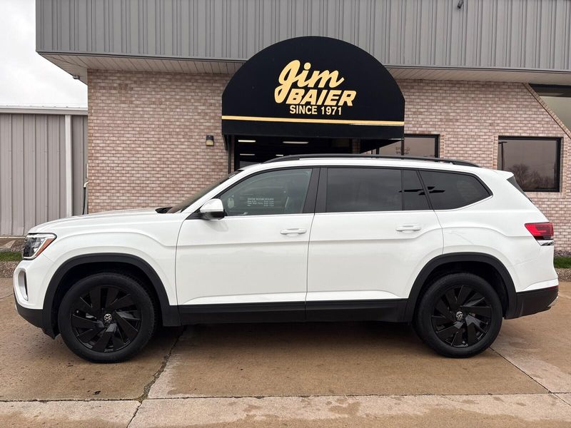 Used 2024 Volkswagen Atlas 2.0T SE w/TechnologyImage 2