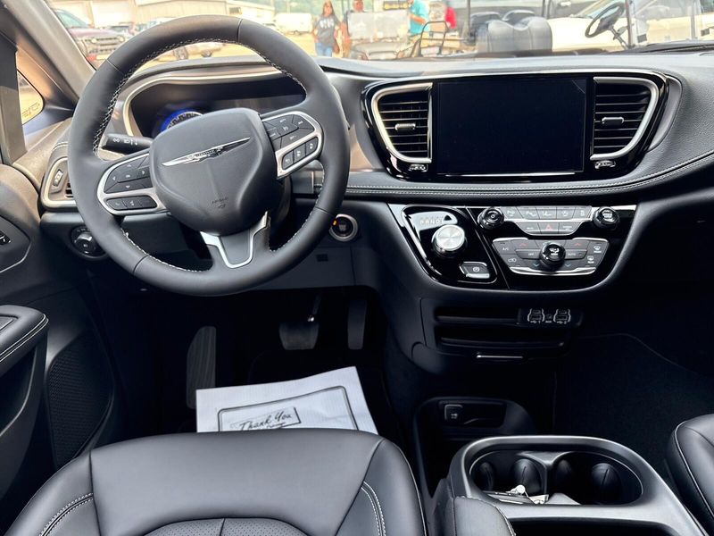 New 2025 Chrysler Pacifica SelectImage 6