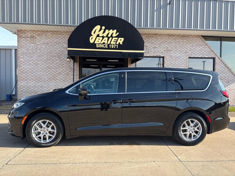 Used 2024 Chrysler Pacifica Touring LImage 2