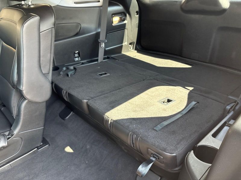 Used 2023 Ford Explorer XLTImage 5