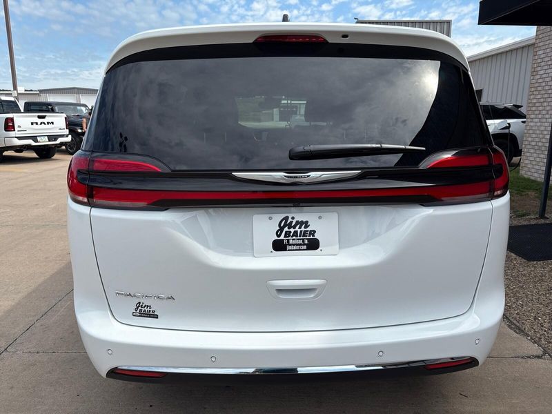 New 2025 Chrysler Pacifica SelectImage 10