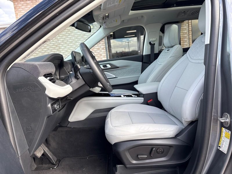 2025 Ford Explorer Platinum photo 3