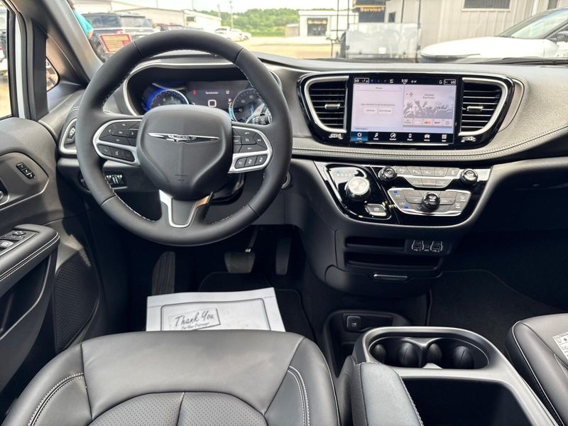 New 2025 Chrysler Pacifica SelectImage 6