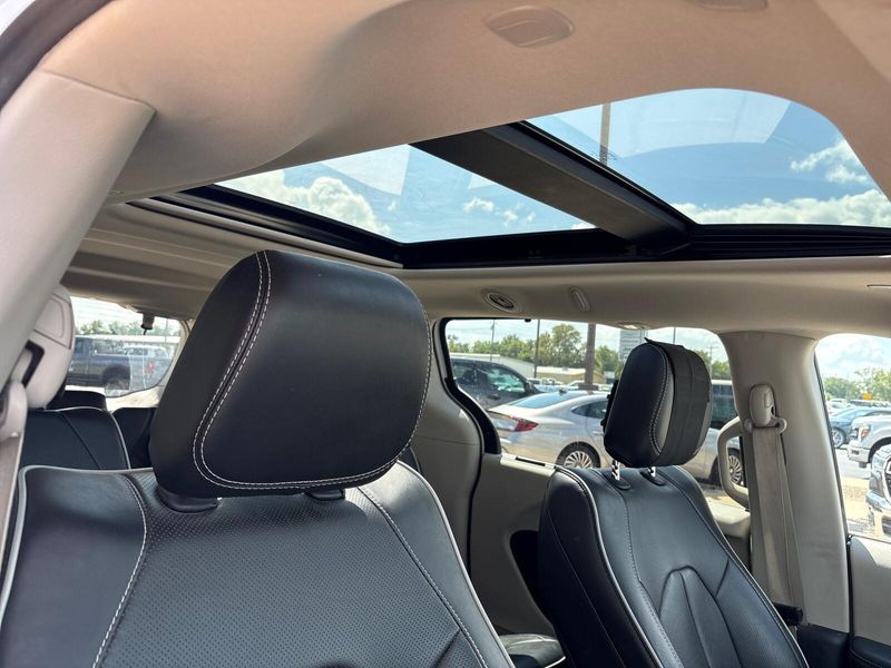 Used 2023 Chrysler Pacifica LimitedImage 8