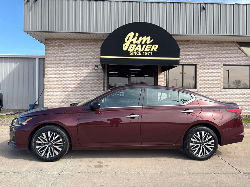 Used 2025 Nissan Altima SVImage 2