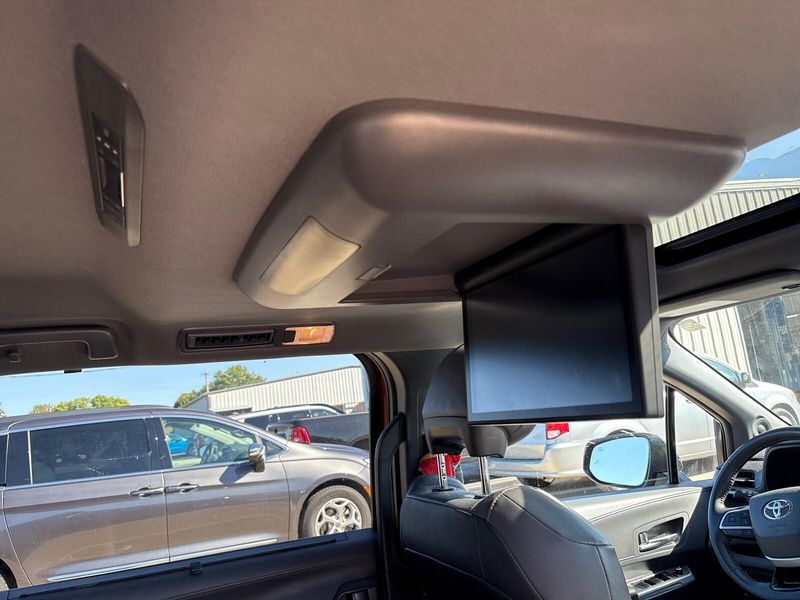 Used 2022 Toyota Sienna XSEImage 9