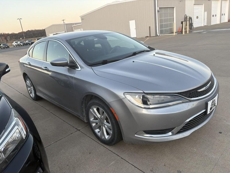 Used 2015 Chrysler 200 LimitedImage 8