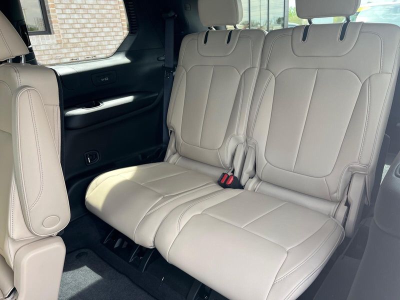 2025 Jeep Grand Cherokee L Limited 4x4Image 5