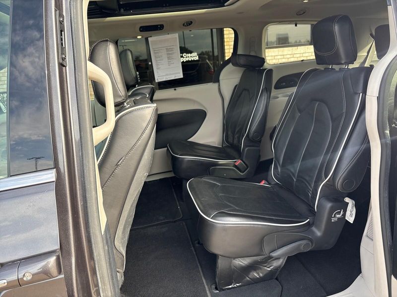 Used 2023 Chrysler Pacifica LimitedImage 4