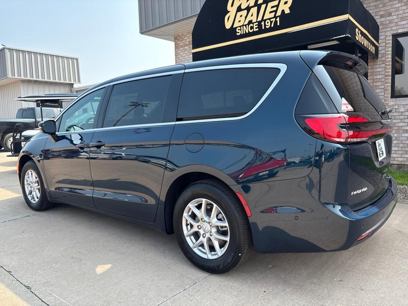 New 2025 Chrysler Pacifica SelectImage 12