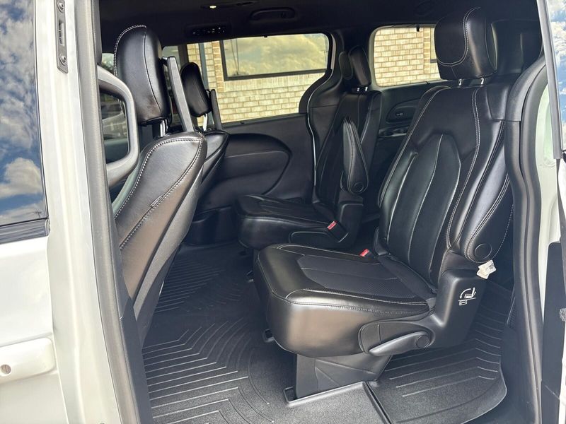2023 Chrysler Pacifica Touring L photo 4