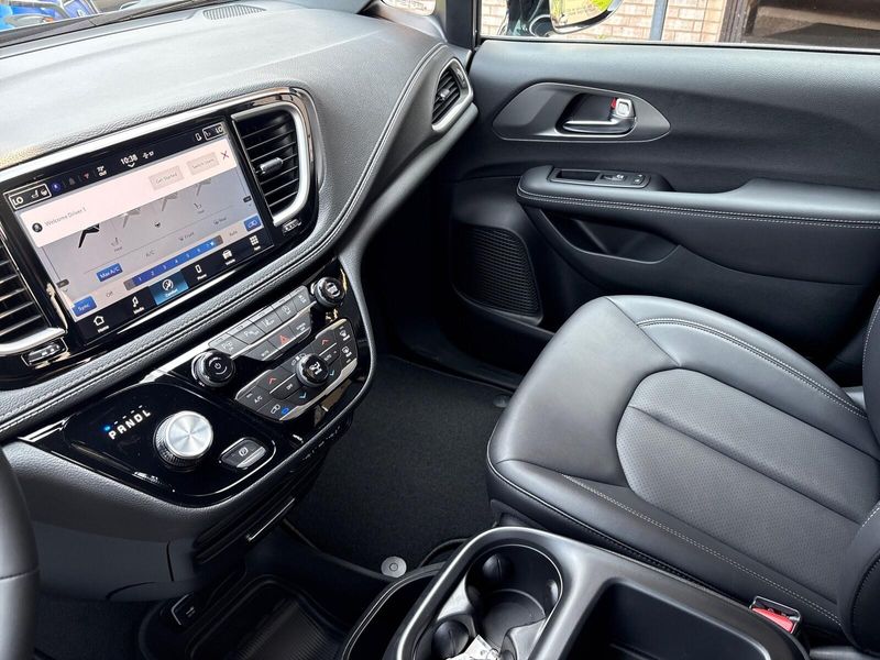 New 2025 Chrysler Pacifica SelectImage 17