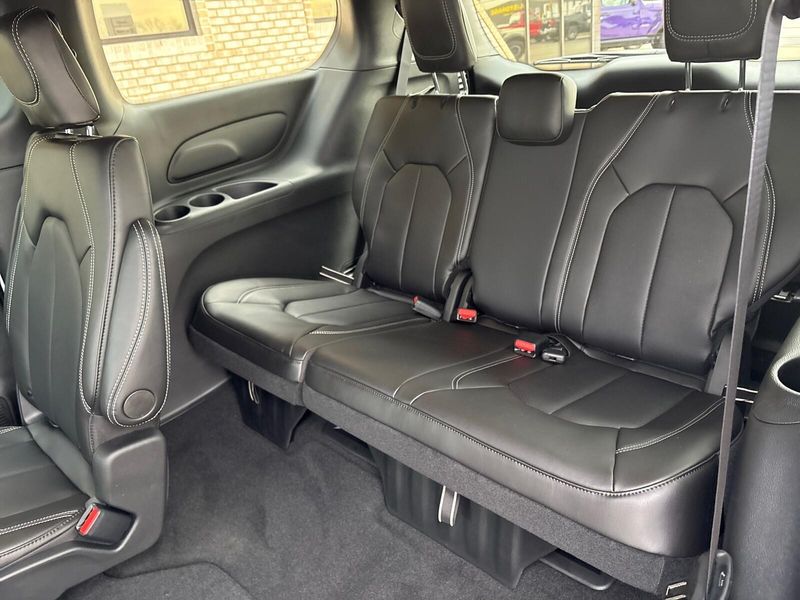 New 2026 Chrysler Pacifica SelectImage 5