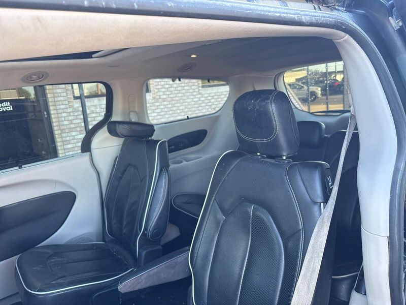 Used 2023 Chrysler Pacifica LimitedImage 5