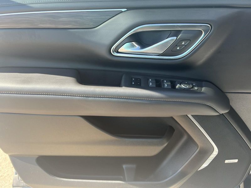 2023 Chevrolet Suburban LTImage 16