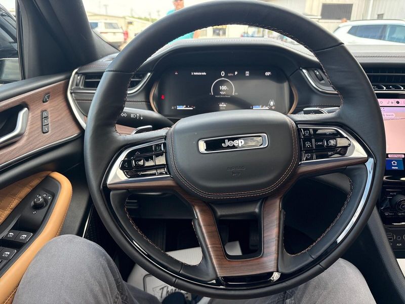 New 2025 Jeep Grand Cherokee Summit 4x4Image 15