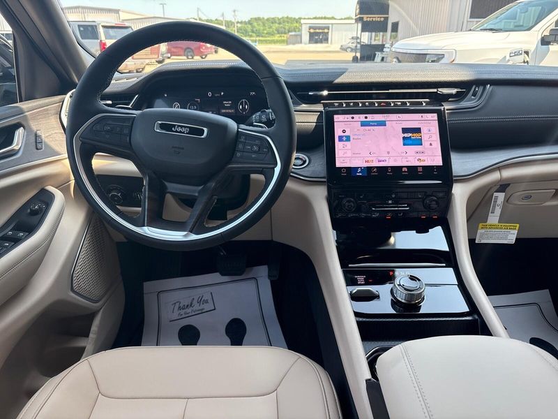 New 2025 Jeep Grand Cherokee Limited 4x4Image 6