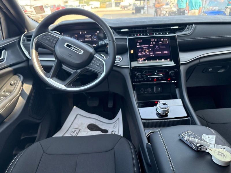 New 2025 Jeep Grand Cherokee L Laredo X 4x4Image 6