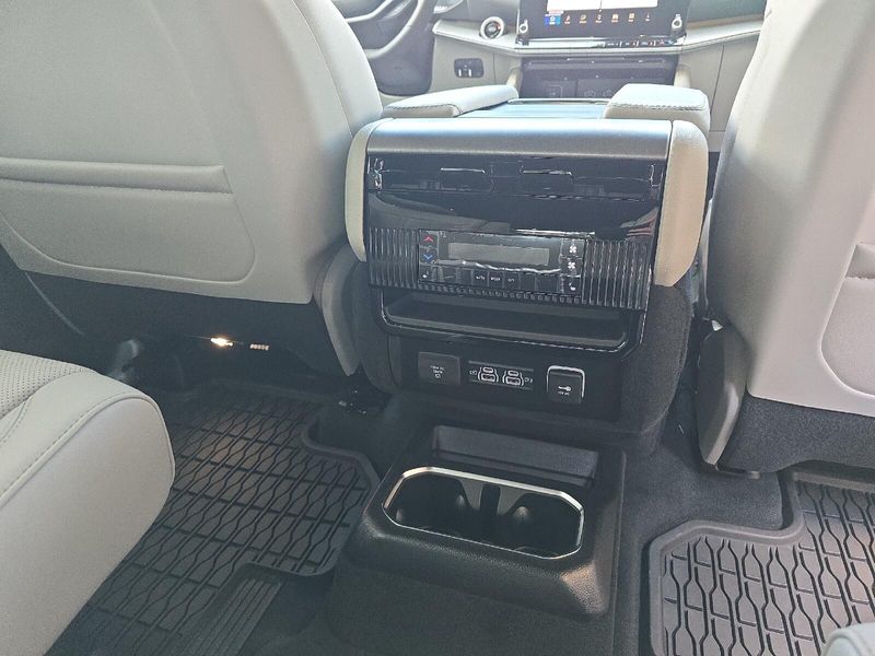 2025 Jeep Wagoneer Overland 4x4Image 14