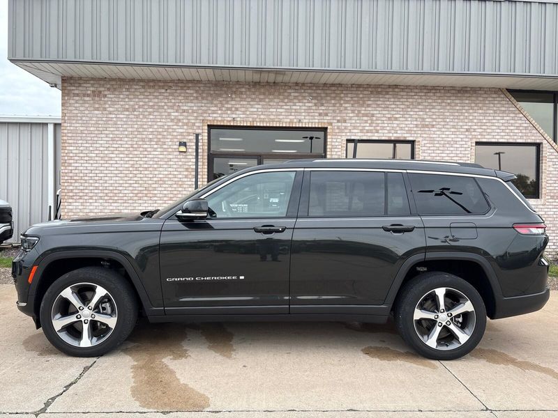 Used 2023 Jeep Grand Cherokee L LimitedImage 2