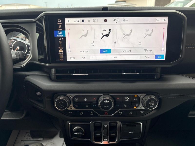 2025 Jeep Wrangler 4-door SaharaImage 17