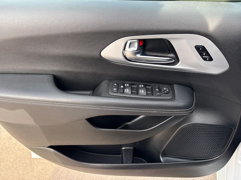 Used 2025 Chrysler Pacifica LimitedImage 14