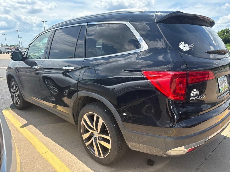 2017 Honda Pilot EliteImage 8