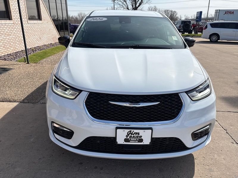 New 2026 Chrysler Pacifica SelectImage 6
