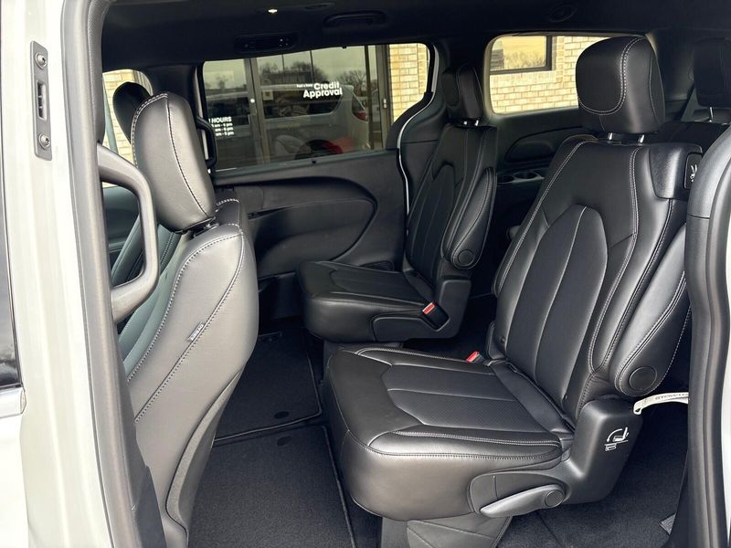 New 2026 Chrysler Pacifica SelectImage 4