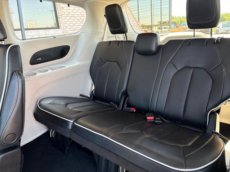 Used 2023 Chrysler Pacifica LimitedImage 5