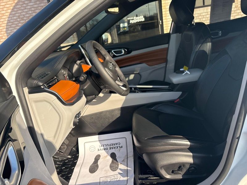 Used 2023 Jeep Compass LimitedImage 3