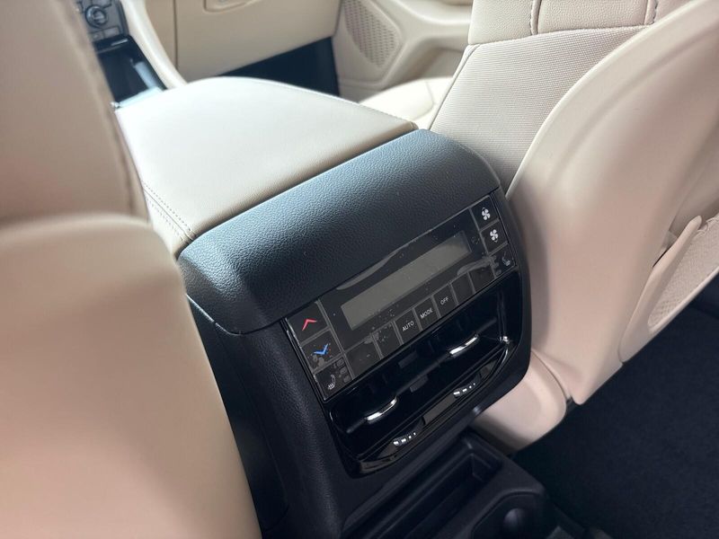 2025 Jeep Grand Cherokee L Limited 4x4Image 6