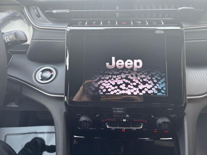 New 2025 Jeep Grand Cherokee Laredo X 4x4Image 17
