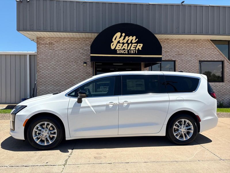 New 2027 Chrysler Pacifica SelectImage 2