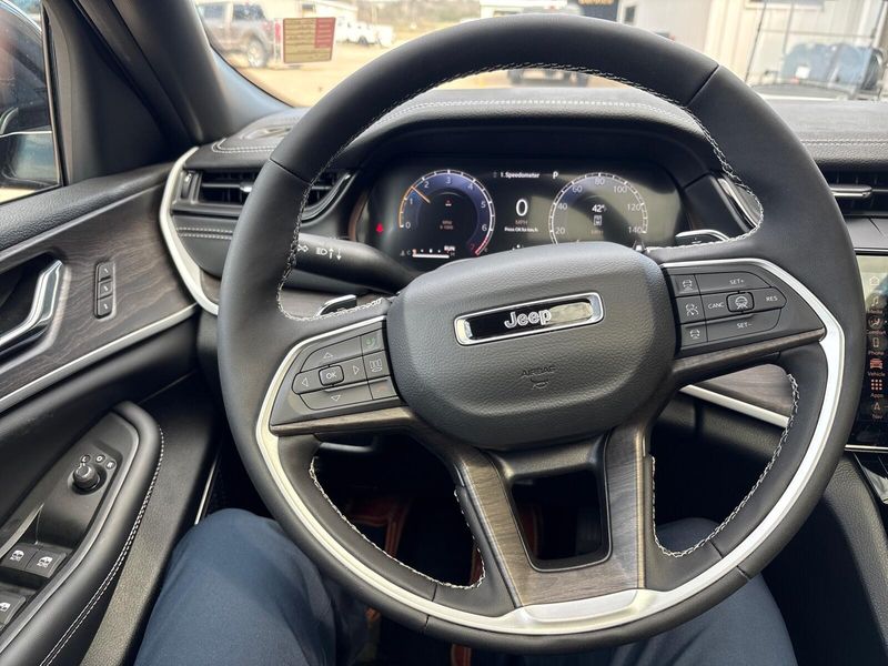 New 2026 Jeep Grand Cherokee L Limited 4x4Image 15