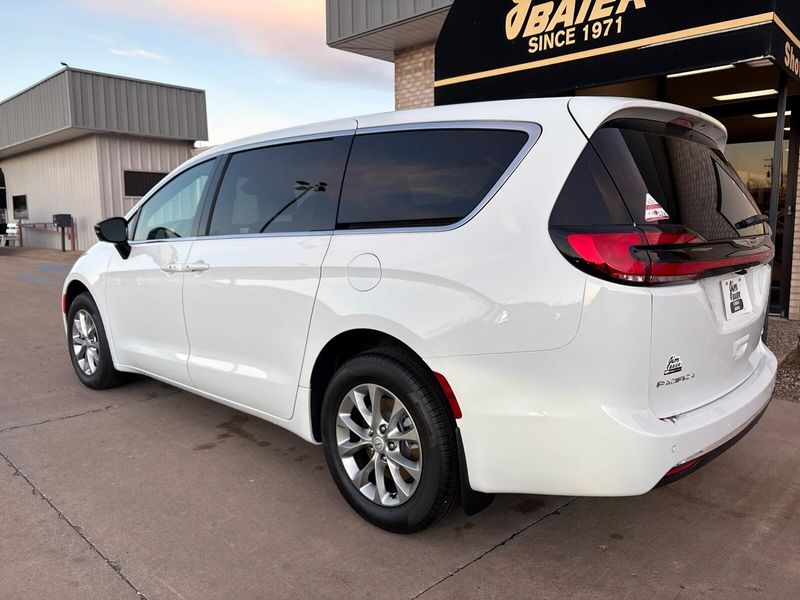 New 2026 Chrysler Pacifica Select AwdImage 11