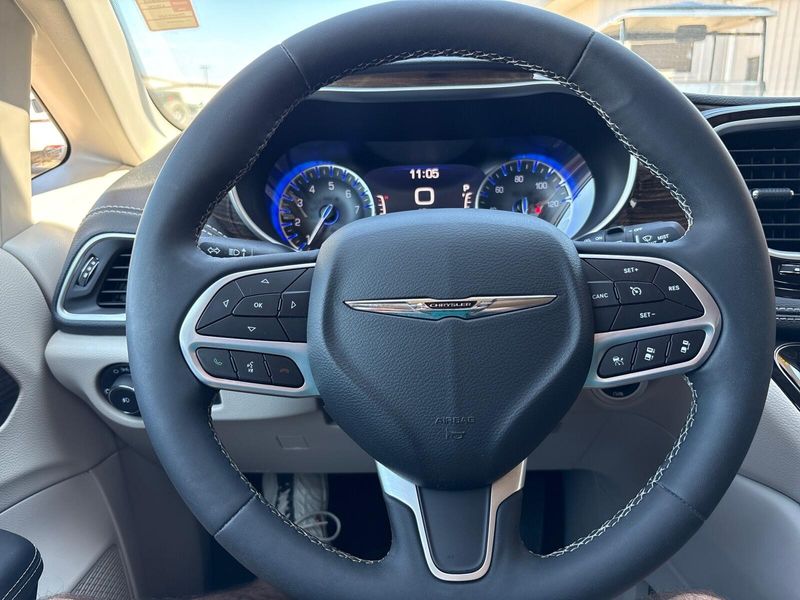 Used 2023 Chrysler Pacifica LimitedImage 15