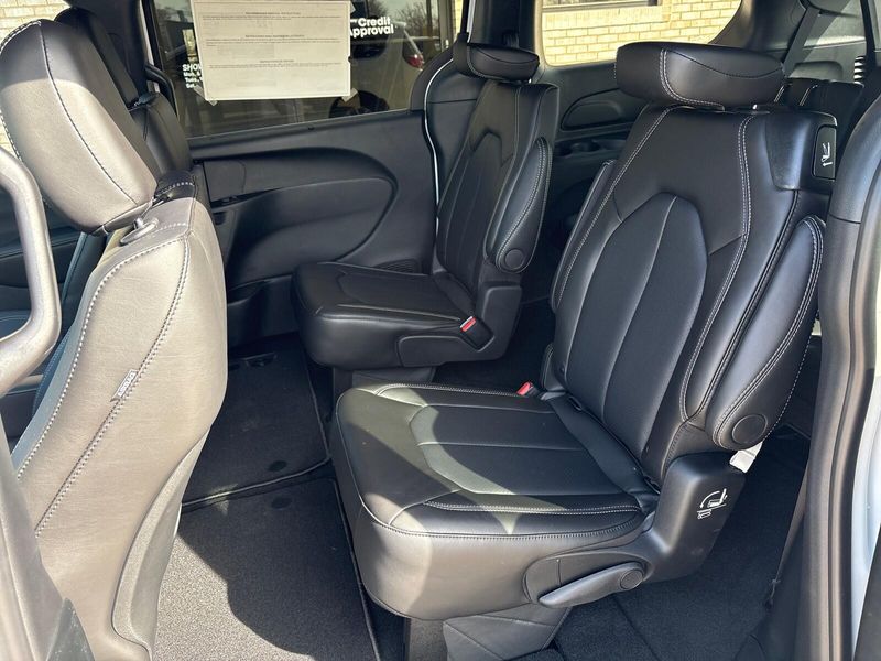 New 2026 Chrysler Pacifica SelectImage 4