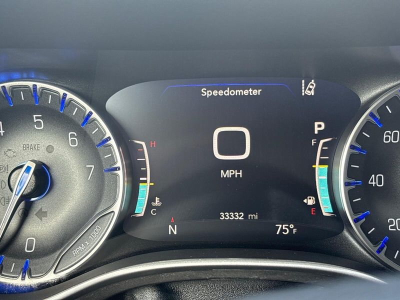 Used 2023 Chrysler Pacifica Touring LImage 14