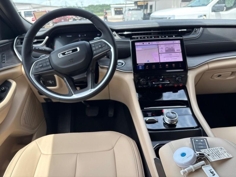 New 2025 Jeep Grand Cherokee L Limited 4x4Image 7