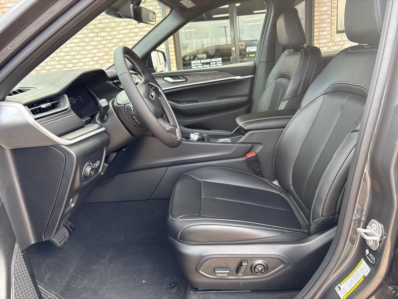 New 2026 Jeep Grand Cherokee L Limited 4x4Image 3