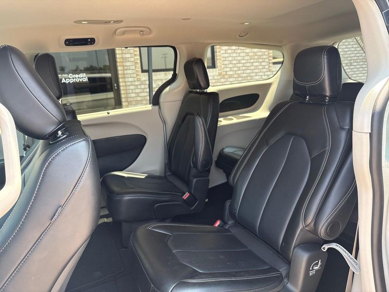 Used 2024 Chrysler Pacifica Touring LImage 4
